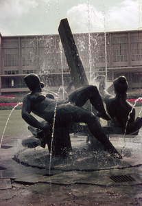849840 Gezicht op de fontein met de beeldengroep Het Feest der Muzen in het plantsoen aan het Lucasbolwerk te Utrecht. ...